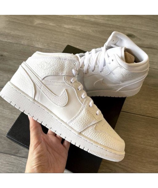 AIR JORDAN 1 MID TRIPLE WHITE de la marque